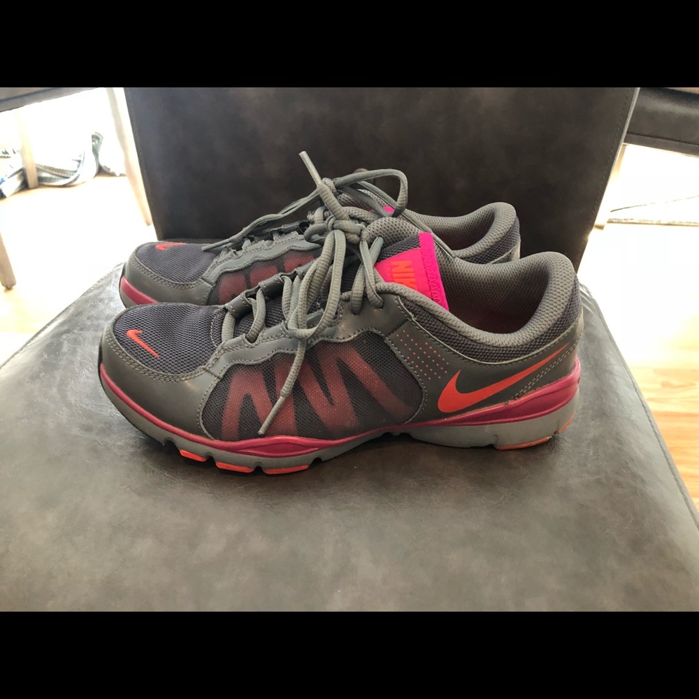 NIKE size 8 shoes! LIKE NEW CONDITION!